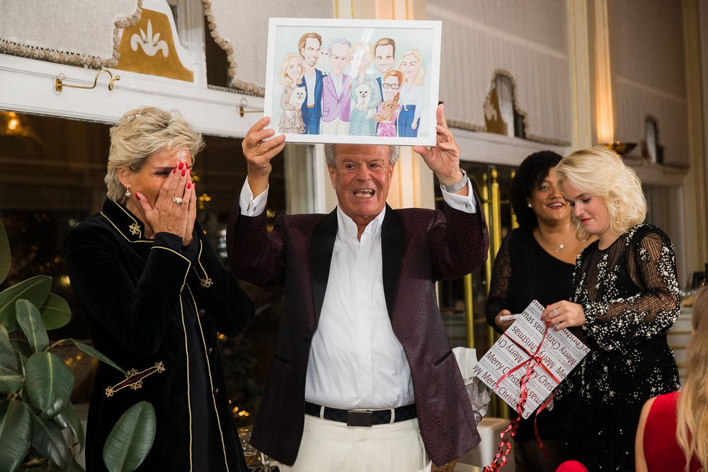Yvonne Plattes, Willi Plattes und Annika Plattes, Willi Plattes zeigt ein Familiengemälde