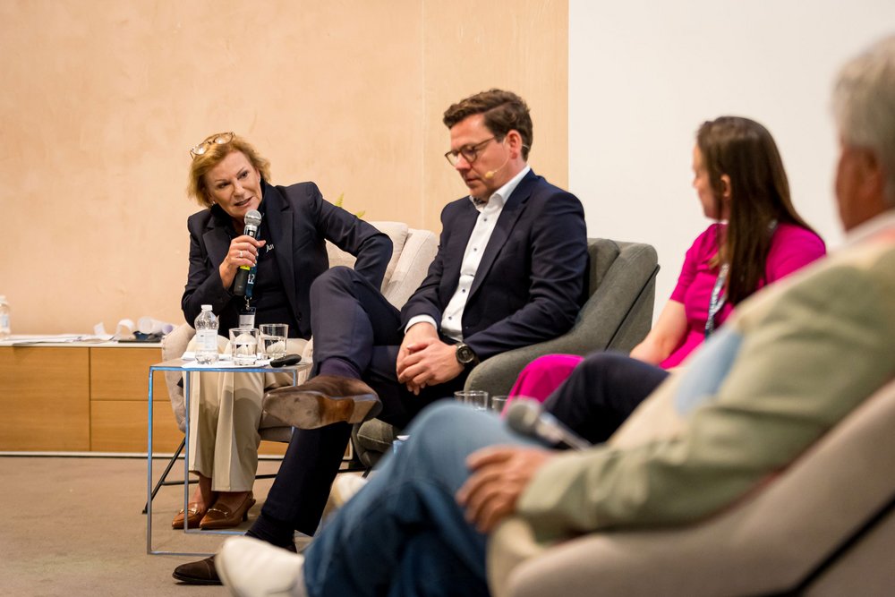 Sabine Christiansen mit Referenten.