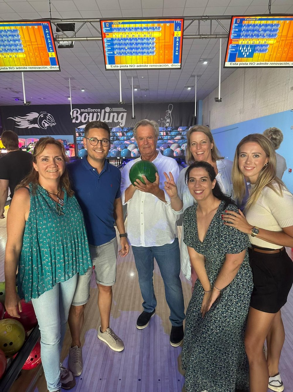 Elena Muiños, Andreu Bibiloni, Willi Plattes, Maike Balzano, Maria Cristina Ramón Escandell und Michelle Kaminski beim Bowling-Event der PlattesGroup