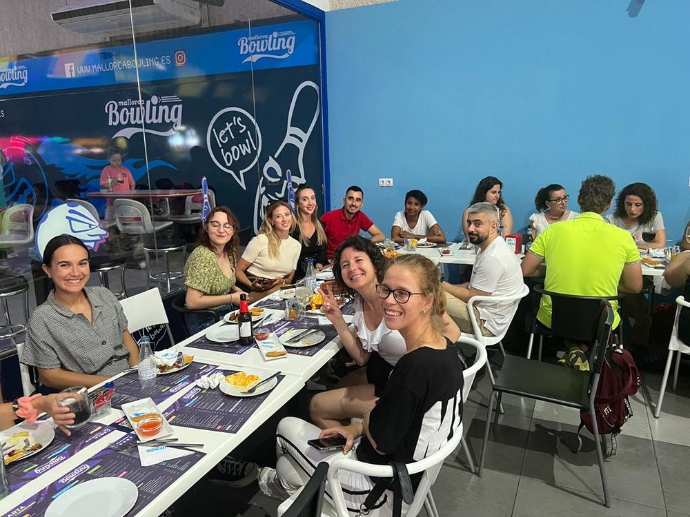 Die Mitarbeiter der PlattesGroup kamen zum gemeinsame Abendessen nach dem Bowling zusammen