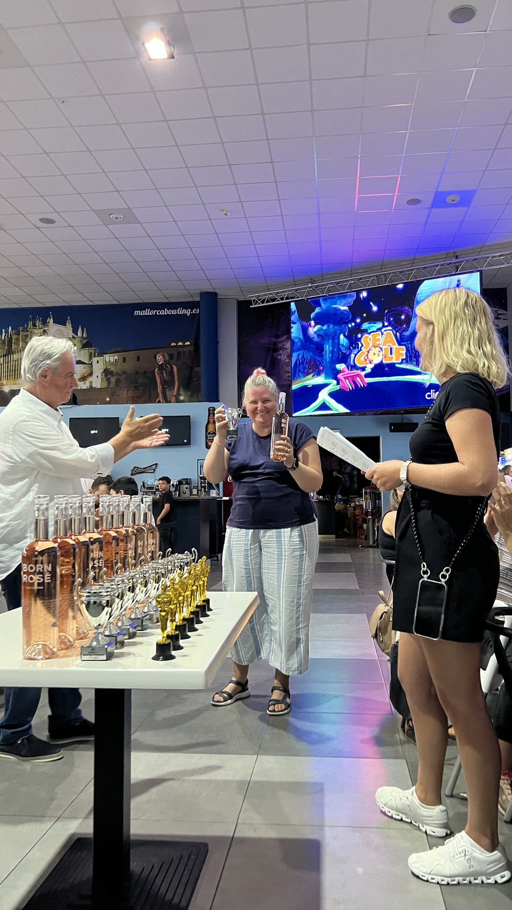 Carol Ewert holte den Sieg in ihrer Bowling-Gruppe.- Annika und Willi Plattes gratulieren recht herzlich.