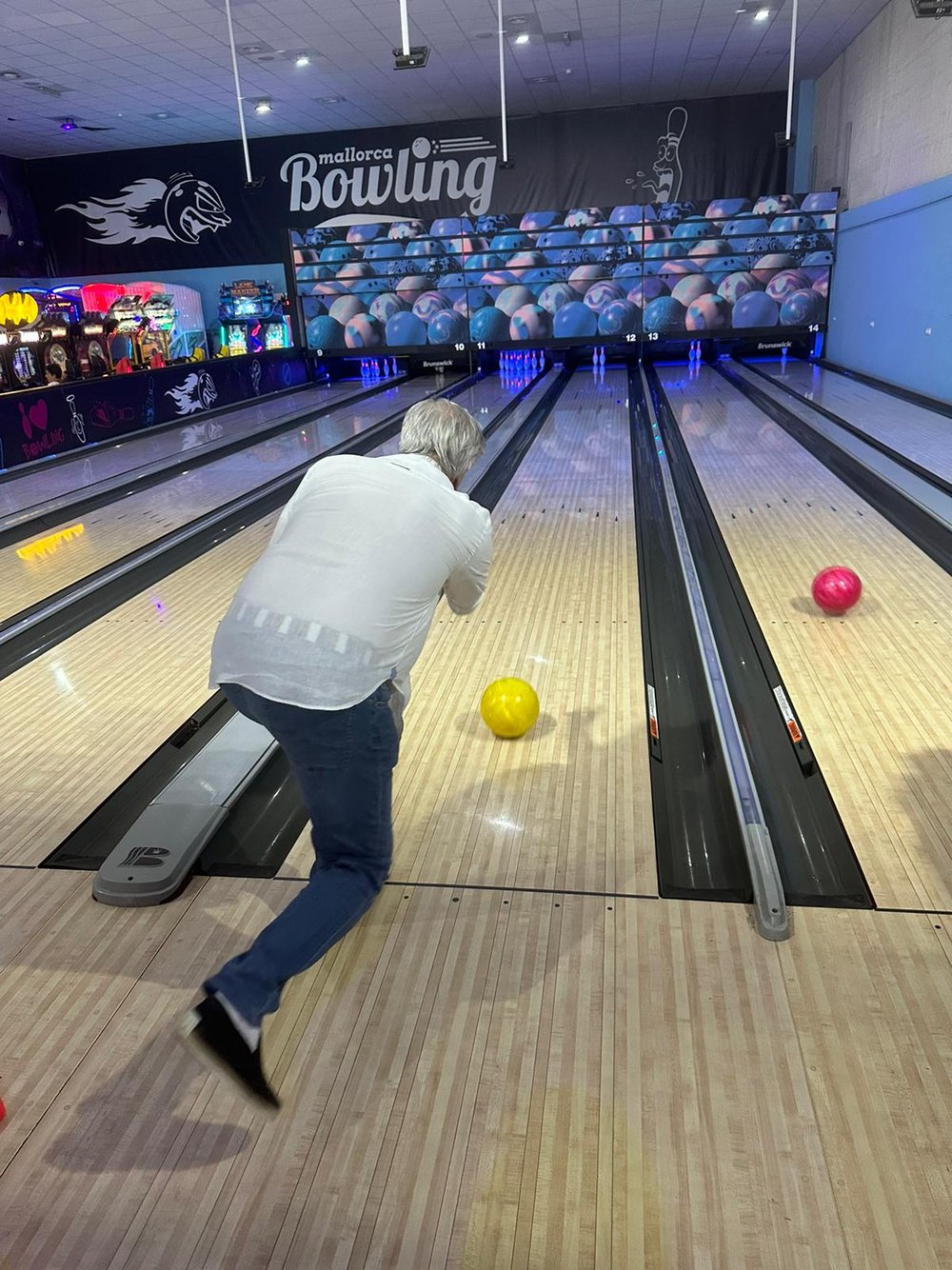 Auch CEO Willi Plattes machte eine gute Figur auf der Bowling-Bahn