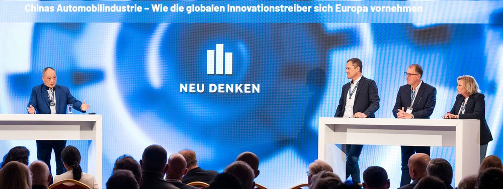 Isbrand Ho, Jörg Heinermann, Uwe Holzer, moderiert von Sabine Christiansen, sprechen über die Zukunft der Automobilindustrie – Made in Germany und die Herausforderungen durch Chinas Automobilindustrie als globaler Innovationstreiber