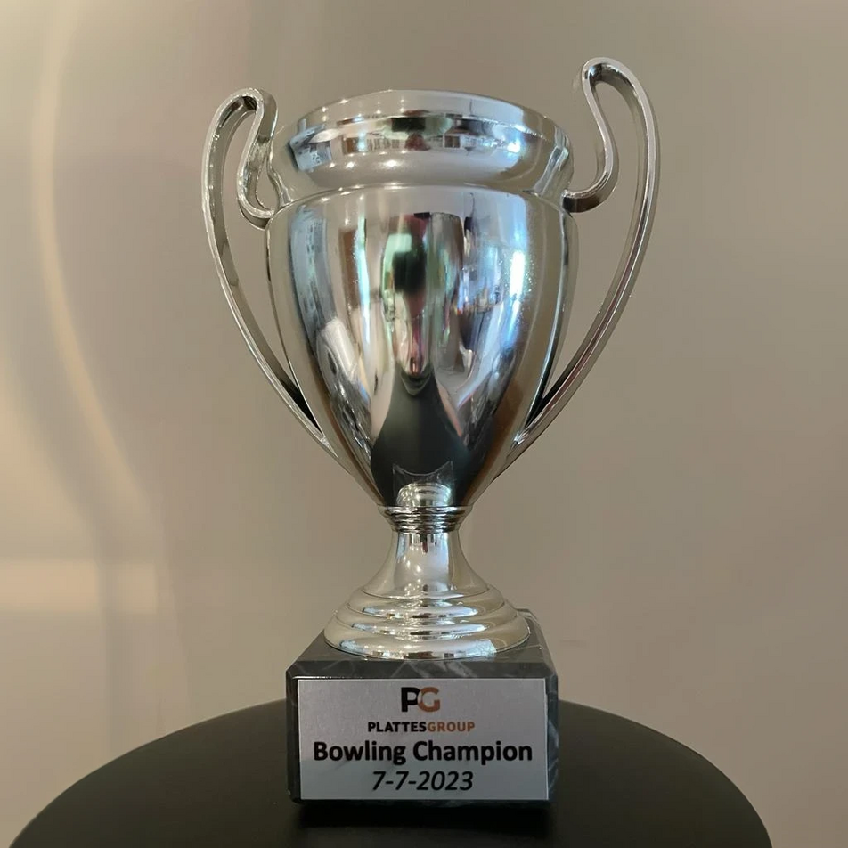 Der Pokal für den PlattesGroup Gruppensieger beim Bowling
