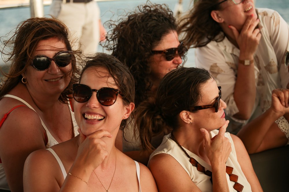 Claudia Schittelkopp, Rosario Robles Ruiz, Paula Del Riego Ferreiro lächeln in die Kamera.