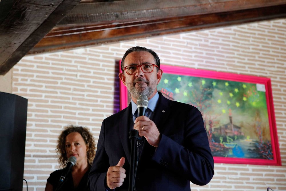 Alejandro Saenz de San Pedro am Mikrofon.