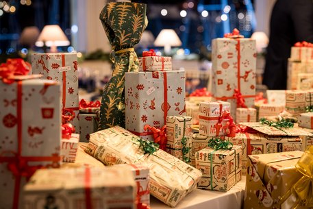 Verpackte Geschenke für das gesamte Team der PlattesGroup.