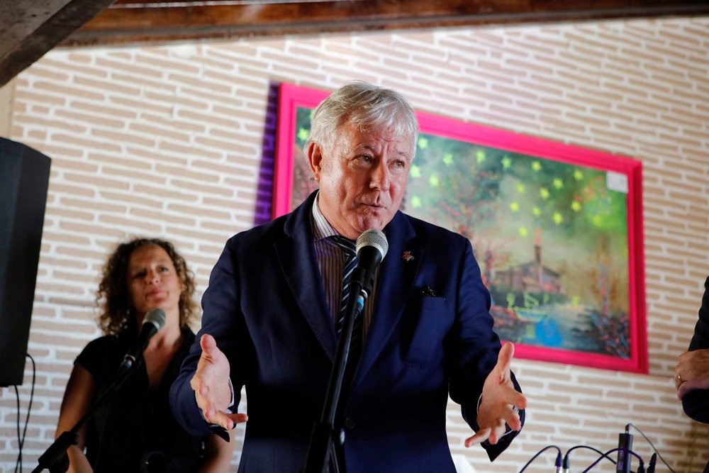 Hans Lenz am Mikrofon.