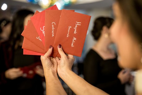 Liebevoll verpackte und personalisierte Weihnachtspost für jeden Einzelnen.