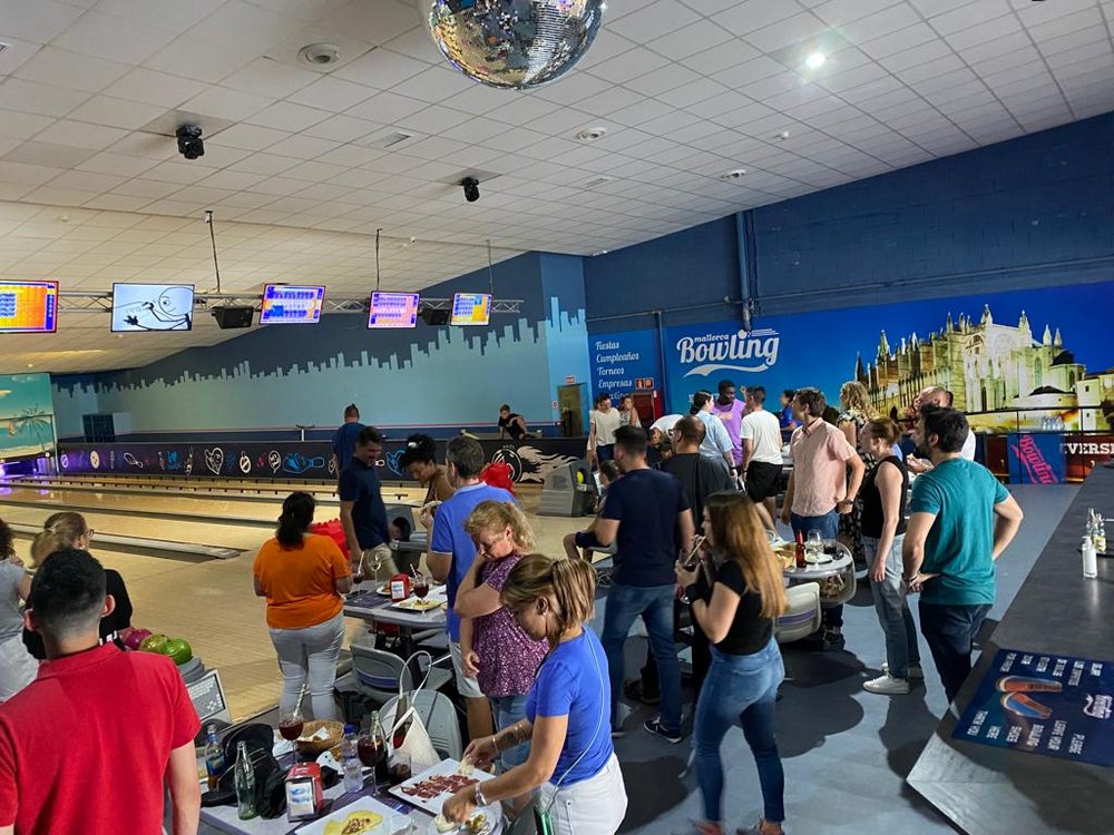 Das knapp 100-köpfige Team der PlattesGroup kam zum Teambuilding zusammen