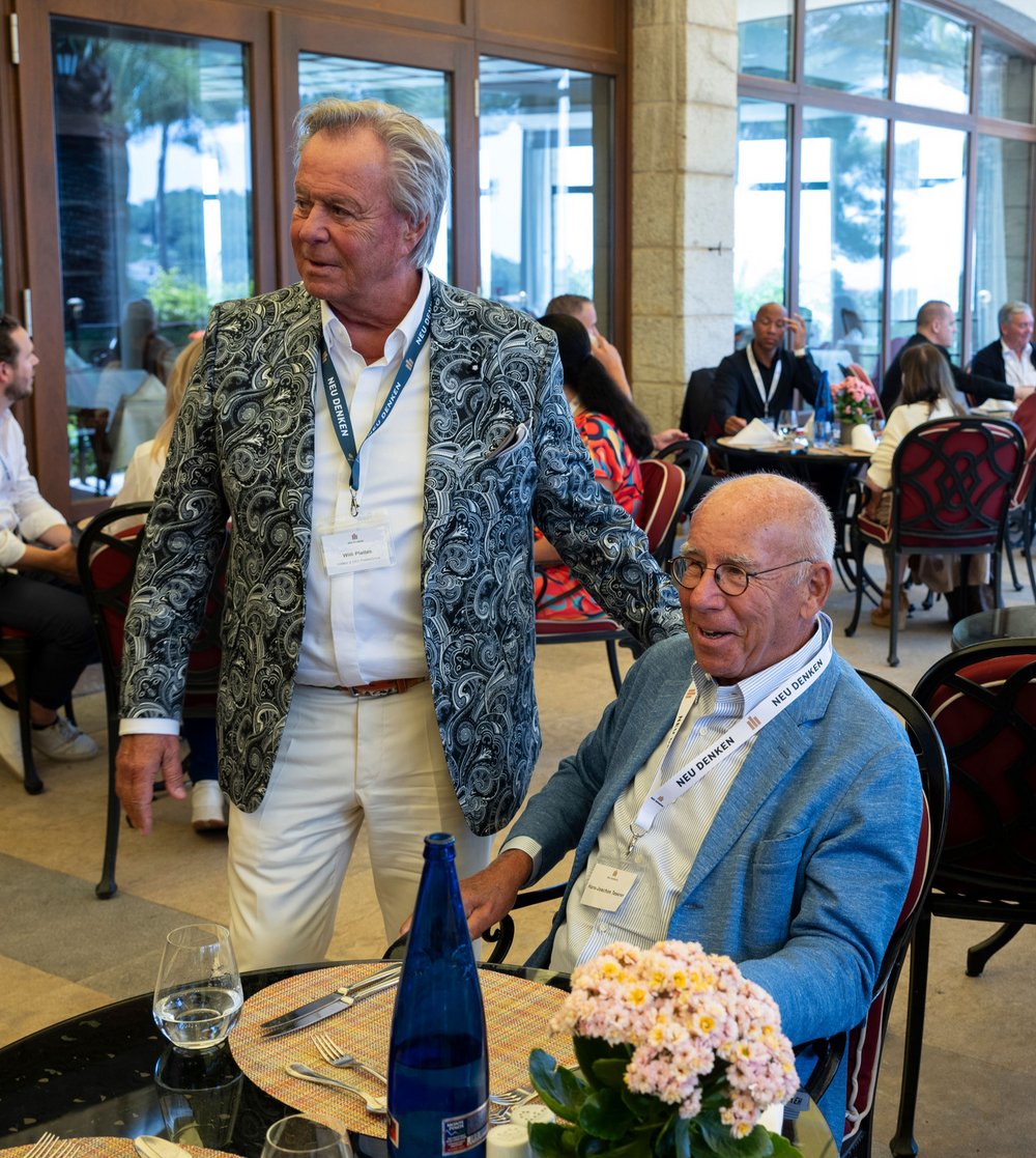 Willi Plattes mit Teilnehmern und Referenten im Restaurant YARA in Puerto Portals, lächelnd in die Kamera