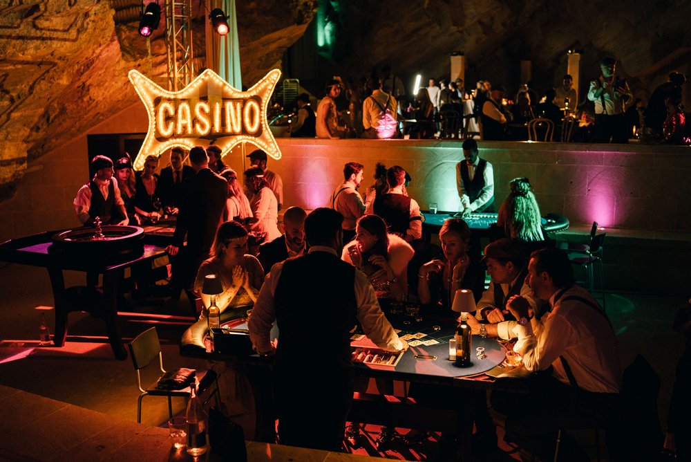 Casino im 20er Jahre Stil mitten in der Höhle