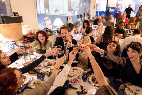 Das WuF-Team feiert und stößt mit einem guten Glas Wein an.
