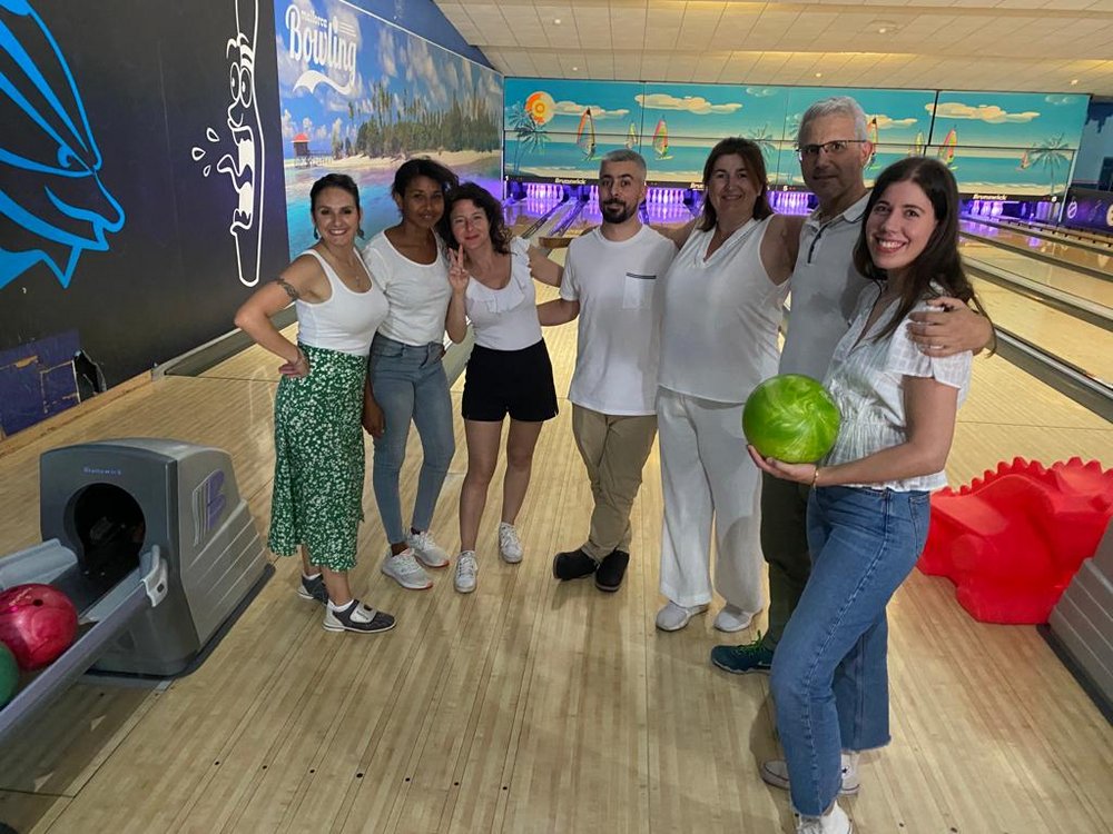 Patricia Palomar, Facely Campusano, Rocío Figueroa, Metin Melekli, Rasario Robles, José Antonio Carbonell Fernandez und Marina Vadell beim Bowling-Abend der PlattesGroup