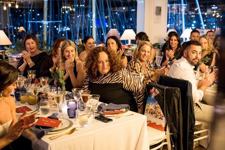 Team der PlattesGroup (u.a. Emilia Turco, Leticia Rodríguez Fernández, Rosario Robles Ruiz, Maike Balzano) an den festlich gedeckte Tische lauschen begeistert und aufmerksam der Weihnachtsansprache.