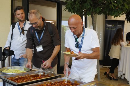 Austausch am Buffet.