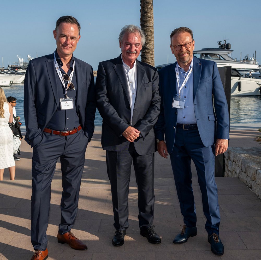 Jean Asselborn posiert zusammen im Hafen von Puerto Portals.