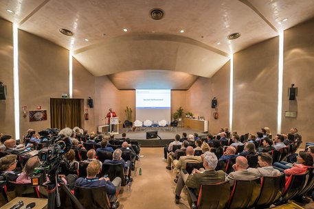 Interessierte und interessante Teilnehmer beim Event "Die Familienstiftung"