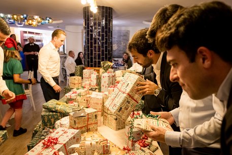 PlattesGroup-Team verteilt neugierig Geschenke. (Antoni Joan Morro Llobera, Adrián Vidal Montes de Oca, Alejandro Gallardo Gelabert)