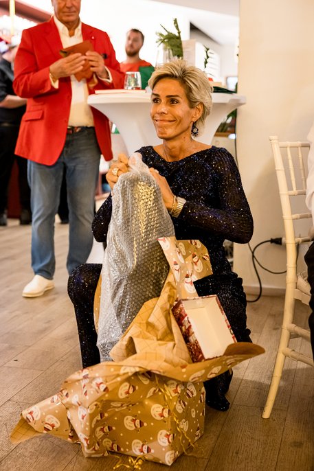 Yvonne Plattes packt gespannt das Geschenk des Teams aus.