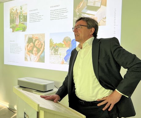 Redner Holger Schlechter (CFO IFZA Dubai) am Stehpult.