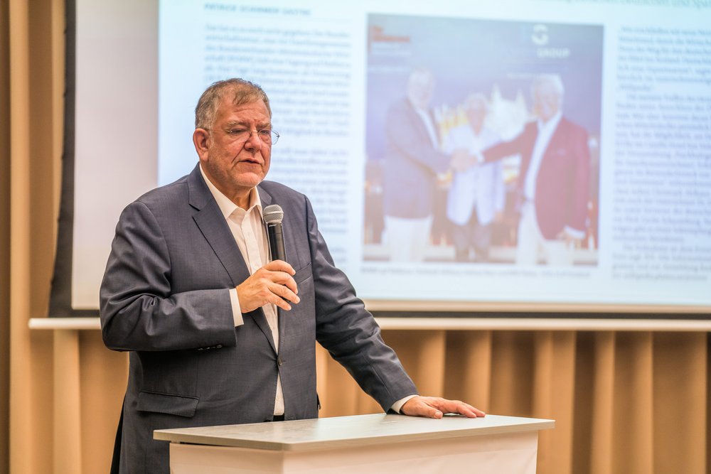 Christoph Ahlhaus am präsentieren.