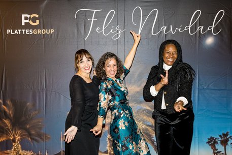 Alba Exposito, María José Pérez Torres, Haymeé Molinet-Socarrás vor der Fotowand.