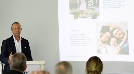 Jochen Knecht trägt vor.