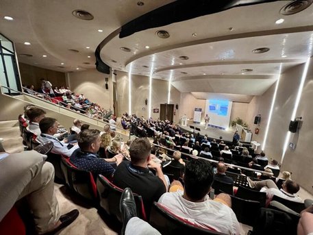 Bühnenansicht von oben im Club Diario de Mallorca. Willi Plattes trägt vor.