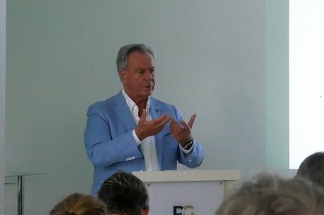 Willi Plattes am Rednerpult.