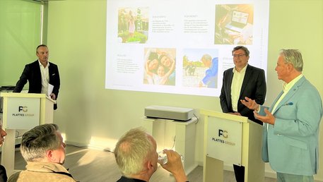 Jochen Knecht (Jochen Knecht CEO IFZA Dubai), Holger Schlechter (CFO International Free Zone Authority®) und Willi Plattes u.a..