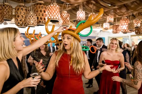 Eine Momentaufnahme der Weihnachtsspiele (u.a. Annika Plattes, Ruth Nilsson Flores und Leticia Rodríguez Fernández).