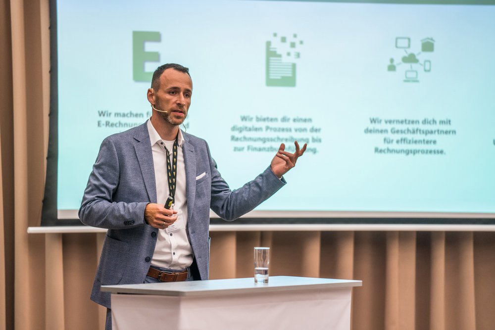 Rainer Reiter am präsentieren.