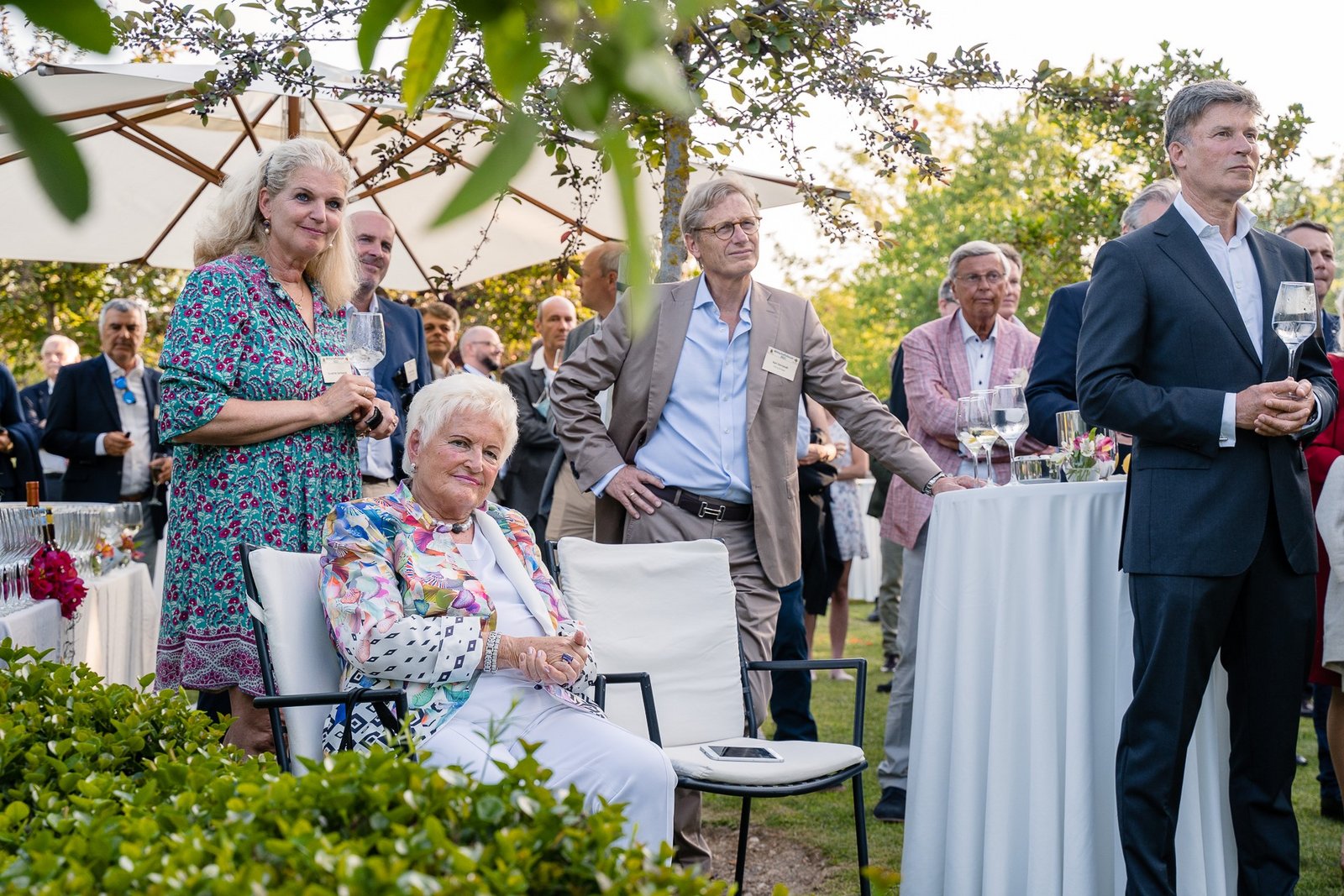 Zuschauer im Garten des Hotel Son Claret bei der Eröffnung des Wirtschaftsforums Neu Denken 2021.