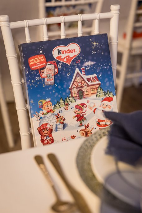 Kinderschokolade-Adventskalender mit Weihnachtsmotiven.