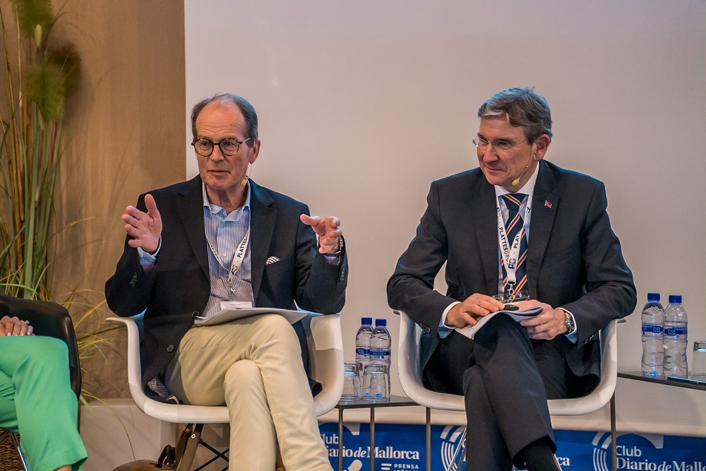 Mag. Reinhard Leitner (Wirtschaftsprüfer, Steuerberater, Partner von LeitnerLeitner) erläuterte die österreichische Sicht auf Stiftungen, Prof. Dr. Martin Wenz (rechts) führte durch die Veranstaltung