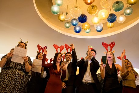 Weihnachtstradition: Der festliche Chor der „Neulinge“.