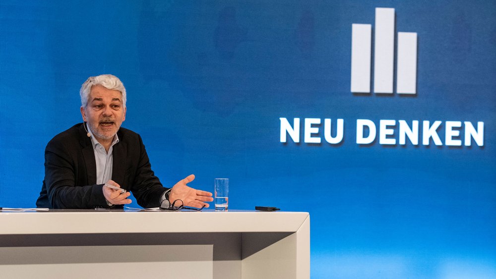 Prof. Dr. Carlo Masala, Leiter der Professur für Internationale Politik an der Universität der Bundeswehr München, spricht über das Thema ‚Frieden bitte! Aber wie?‘ und die Möglichkeiten, Ukraine, Gaza und Taiwan zu entspannen