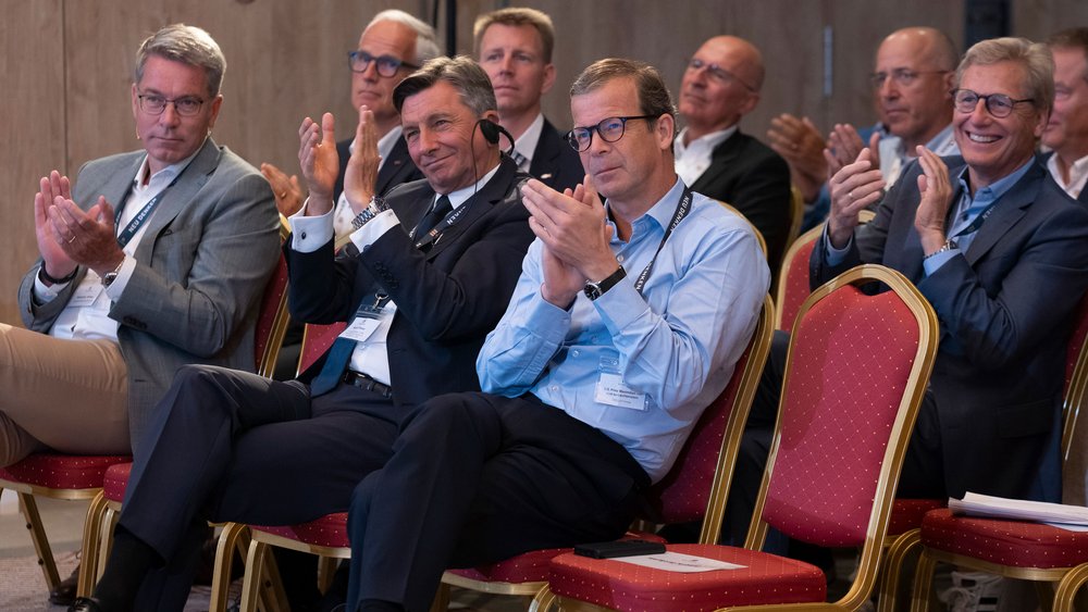 Applaudierendes Publikum und Referenten. Im Vordergrund zu sehen: Alexander Birken, Borut Pahor, S.D. Prinz Maximilian von und zu Liechtenstein, Karl Gernandt