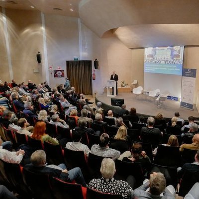 Blick auf den Saal des Diario de Mallorca mit gefüllten Sitzplätzen und Ciro Krauthausen auf der Bühne