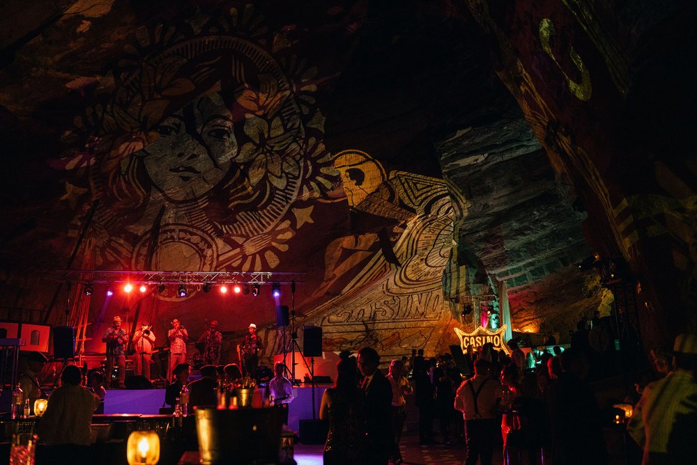 Band auf der Bühne und erstaunliche Projektionen überall auf der Höhlenwand