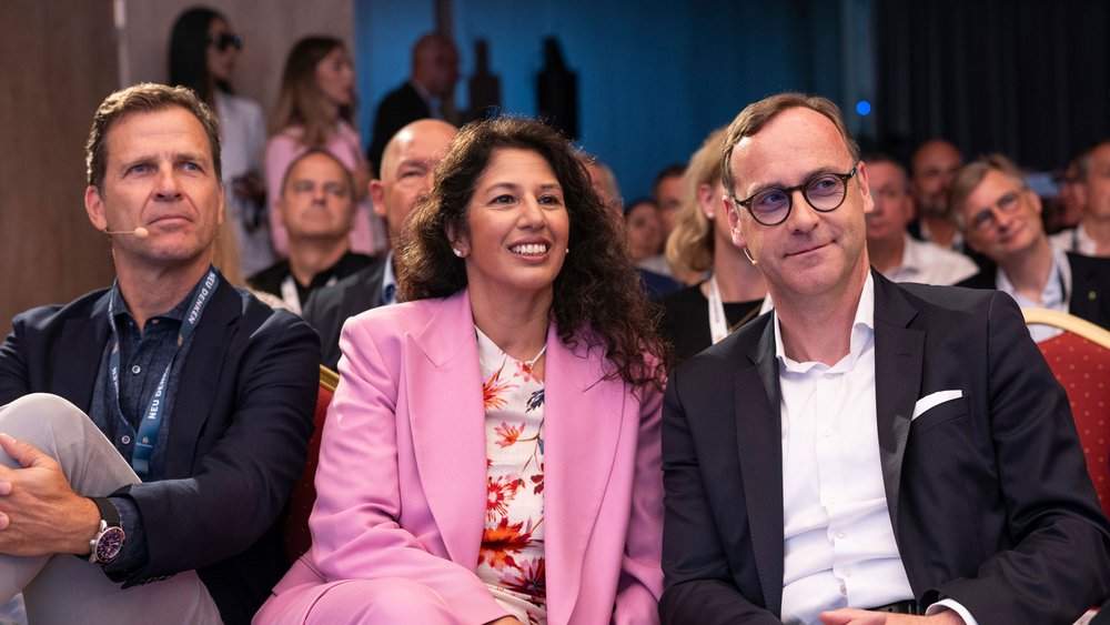 Oliver Bierhoff, Deepa Gautam-Nigge und Markus Pflitsch im Publikum