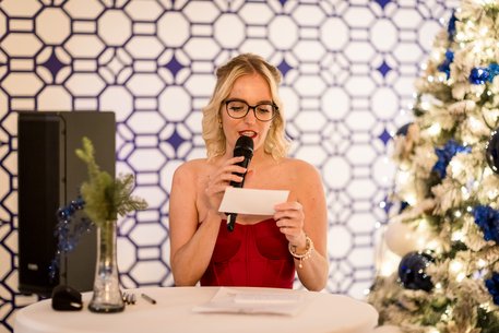 Annika Plattes begeistert mit ihrer herzlichen Weihnachtsansprache.