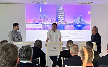 Dr. Christian Kahlenberg und Dr. Ralf Demuth u.a. am vortragen.