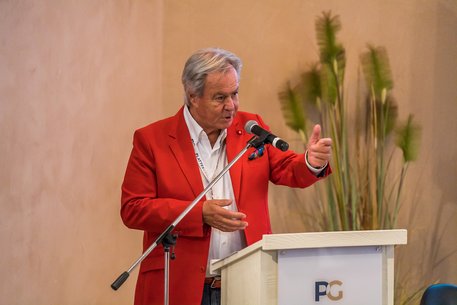 Willi Plattes (CEO der PlattesGroup) begrüßte die 180 Teilnehmer