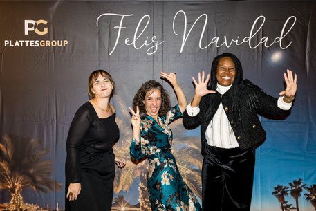 Alba Exposito, María José Pérez Torres, Haymeé Molinet-Socarrás vor der Fotowand.