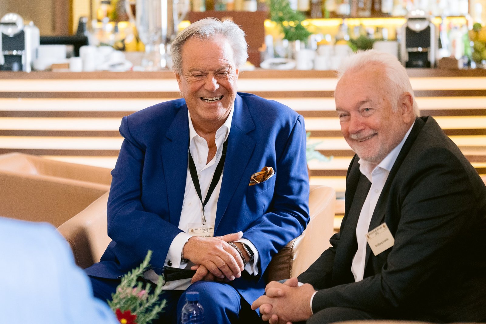Willi Plattes und Wolfgang Kubicki tauschen sich beim Wirtschaftsforum Neu Denken im Juni 2021 im Hotel Castell Son Claret auf Mallorca aus.