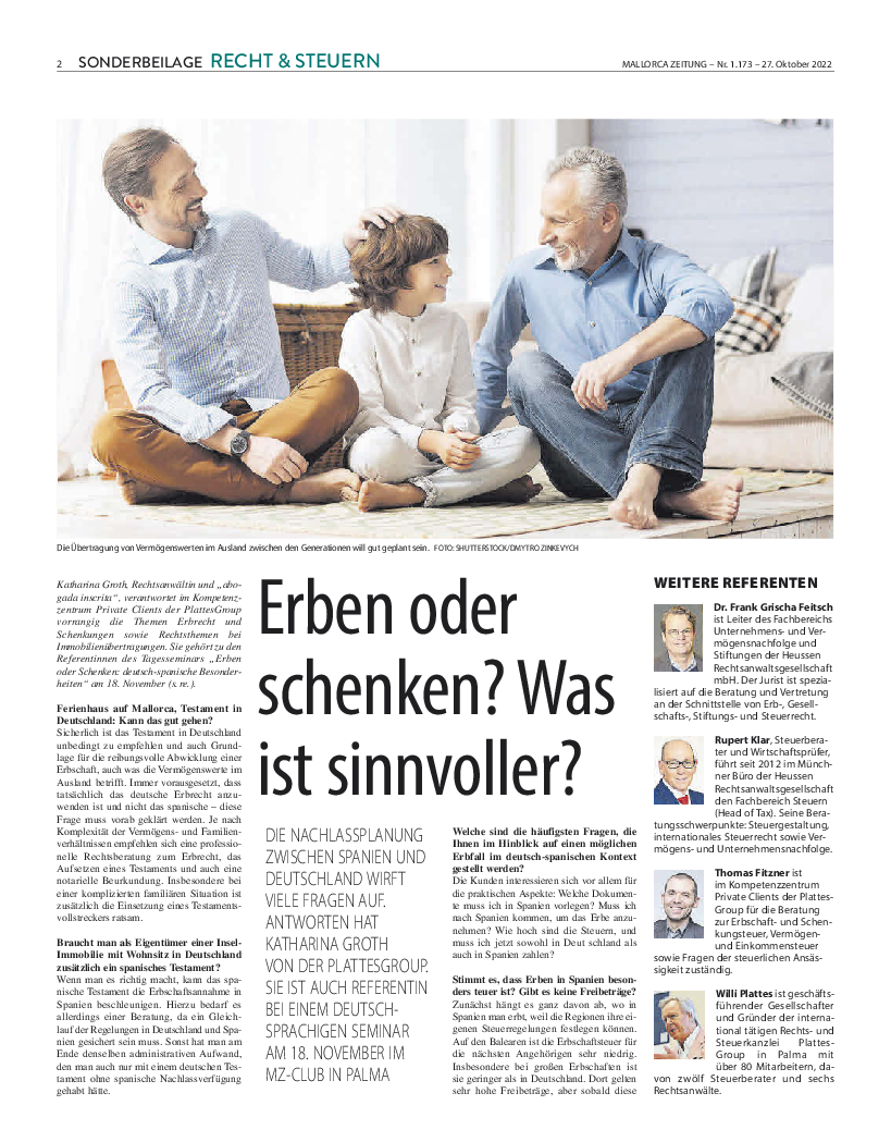 Zeitungsausschnitt mit Foto von zwei  Männern mit Kind auf dem Boden