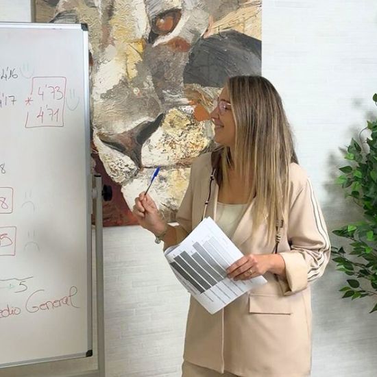 Africa Grimaldo, die Leiterin der Personalabteilung, präsentiert die Ergebnisse der Umfrage vor den Kollegen