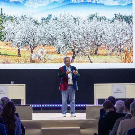 Willi Plattes steht beim Event Mandelblüte 2026 auf der Bühne